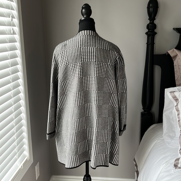 Houndstooth cardigan from Melanie Lyne worn a few times to the office. Size L - Picture 3 of 3